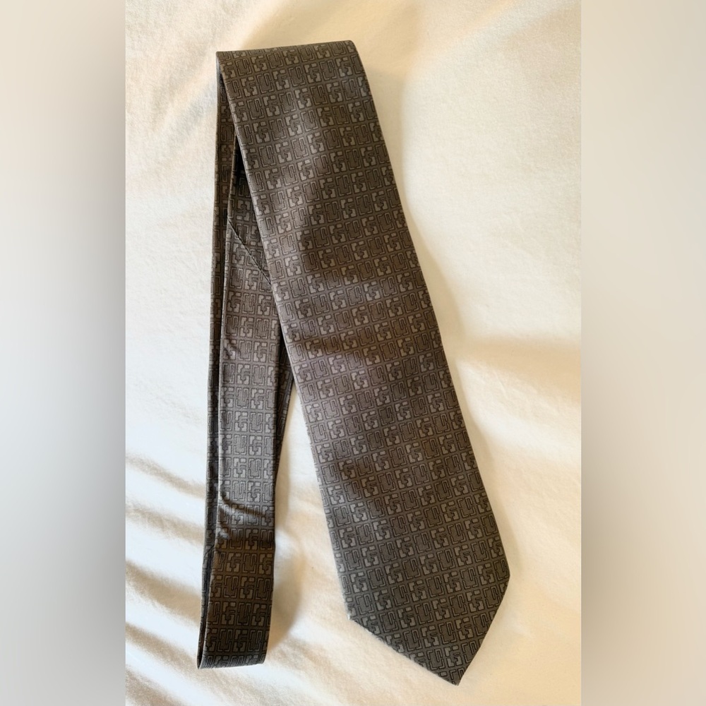 AUTHENTIC GUCCI SILK TIE MADE IN ITALY - GREY CLASSIC G INSIGNIA NECKTIE